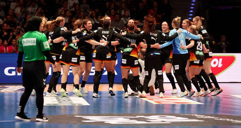 28 11 2025, Germany, Stuttgart, F27th IHF WomenÂs World Championship 2025, Uruguay vs Germany, final cheer, cheers GER
