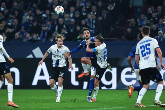 Sport, Football, 2 Bundesliga Season 2025 2026 14 Matchday FC Schalke 04 SC Paderborn 07 28 11 2025, VELTINS Arena Mattes Hansen SC Paderborn, 22 Kenan Karaman Schalke 04, 19 Felix Götze SC Paderborn, 20 Gelsenkirchen VELTINS Arena Nordrhein Westfalen Germany