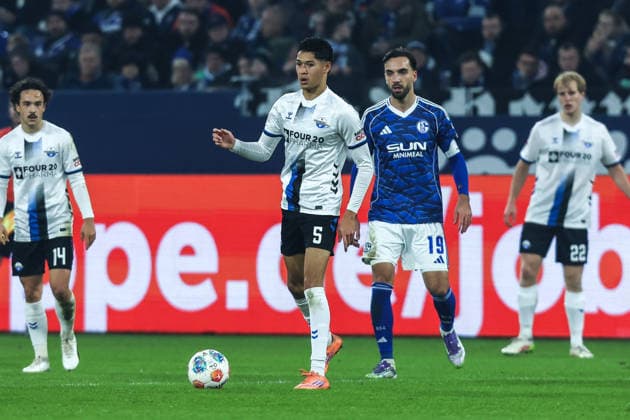 Sport, Football, 2 Bundesliga Season 2025 2026 14 Matchday FC Schalke 04 SC Paderborn 07 28 11 2025, VELTINS Arena Santiago Castaneda SC Paderborn, 5 Kenan Karaman Schalke 04, 19 Gelsenkirchen VELTINS Arena Nordrhein Westfalen Germany