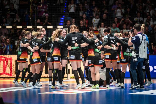German national team jubilation, joy, team circle, dance of joy after victory against Uruguay GER, Uruguay Germany, Handball World Championship, preliminary round, group C, 28 11 2025 GER, Uruguay Germany, Handball World Championship, preliminary round, group C, 28 11 2025 Stuttgart Copyright: xSandyxDinkelackerx EP_SDR