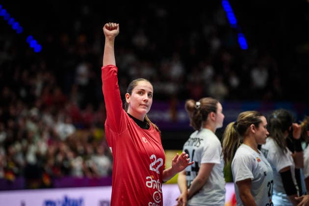 Agustina Modernell Amodio Uruguay, 22 Winning pose for the fans GER, Uruguay Germany, Handball World Championship, Preliminary Round, Group C, 28 11 2025 GER, Uruguay Germany, Handball World Championship, Preliminary Round, Group C, 28 11 2025 Stuttgart Copyright: xSandyxDinkelackerx EP_SDR