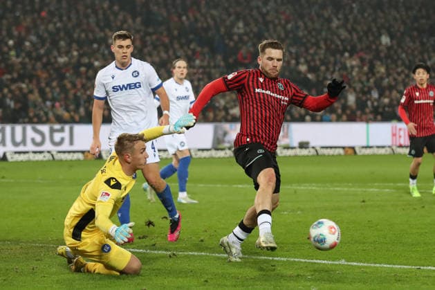 28 11 2025, xtgx, Fußball 2 Bundesliga Hannover 96 Karlsruher SC emspor, v l Hans Christian Bernat Karlsruhe, 1 , Benjamin Källman Hannover, 9 Zweikampf, Duell, Kampf, tackle DFL DFB REGULATIONS PROHIBIT ANY USE OF PHOTOGRAPHS as IMAGE SEQUENCES and or QUASI VIDEO Hannover