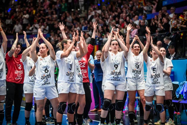 National Team Uruguay Greeting to the Fans GER, Uruguay Germany, Handball World Championship, Preliminary Round, Group C, 28 11 2025 GER, Uruguay Germany, Handball World Championship, Preliminary Round, Group C, 28 11 2025 Stuttgart Copyright: xSandyxDinkelackerx EP_SDR
