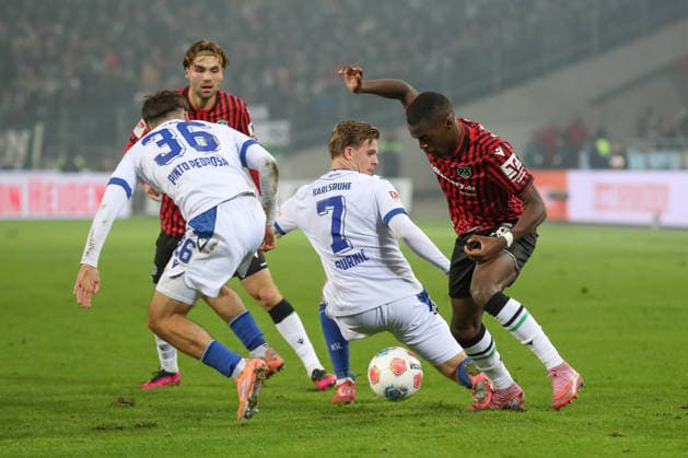 28 11 2025, xtgx, Fußball 2 Bundesliga Hannover 96 Karlsruher SC emspor, v l Noel Aseko Hannover, 15 , Sebastian Jung Karlsruhe, 2 Zweikampf, Duell, Kampf, tackle DFL DFB REGULATIONS PROHIBIT ANY USE OF PHOTOGRAPHS as IMAGE SEQUENCES and or QUASI VIDEO Hannover
