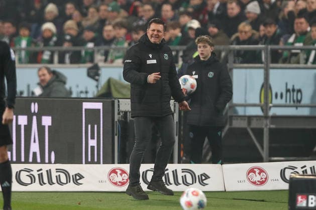 28 11 2025, xtgx, Fußball 2 Bundesliga Hannover 96 Karlsruher SC emspor, v l Christian Titz Hannover, Trainer enttaeuscht, schaut enttaeuscht, niedergeschlagen, disappointed DFL DFB REGULATIONS PROHIBIT ANY USE OF PHOTOGRAPHS as IMAGE SEQUENCES and or QUASI VIDEO Hannover