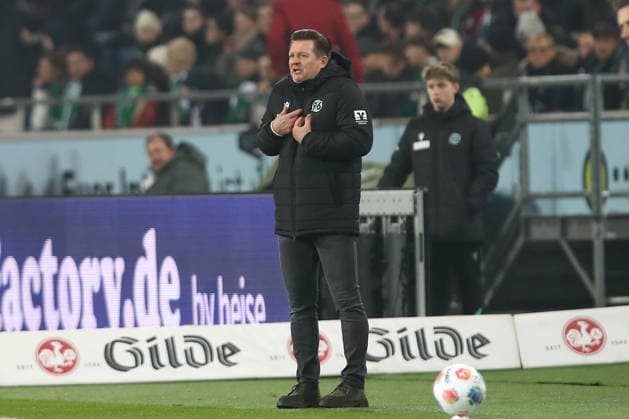 28 11 2025, xtgx, Fußball 2 Bundesliga Hannover 96 Karlsruher SC emspor, v l Christian Titz Hannover, Trainer gibt Anweisungen, gestikuliert mit den Armen, gesticulate, gives instructions DFL DFB REGULATIONS PROHIBIT ANY USE OF PHOTOGRAPHS as IMAGE SEQUENCES and or QUASI VIDEO Hannover