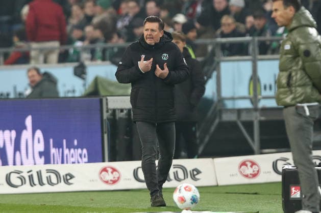28 11 2025, xtgx, Fußball 2 Bundesliga Hannover 96 Karlsruher SC emspor, v l Christian Titz Hannover, Trainer gibt Anweisungen, gestikuliert mit den Armen, gesticulate, gives instructions DFL DFB REGULATIONS PROHIBIT ANY USE OF PHOTOGRAPHS as IMAGE SEQUENCES and or QUASI VIDEO Hannover