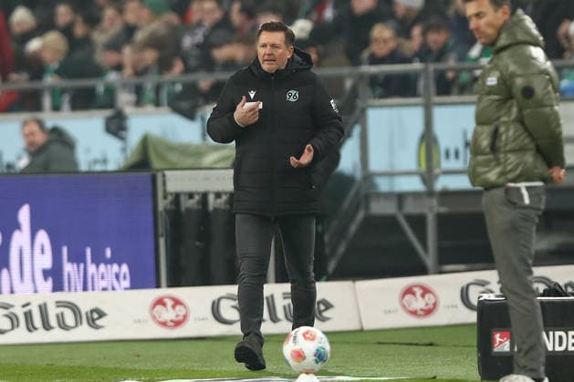 28 11 2025, xtgx, Fußball 2 Bundesliga Hannover 96 Karlsruher SC emspor, v l Christian Titz Hannover, Trainer gibt Anweisungen, gestikuliert mit den Armen, gesticulate, gives instructions DFL DFB REGULATIONS PROHIBIT ANY USE OF PHOTOGRAPHS as IMAGE SEQUENCES and or QUASI VIDEO Hannover