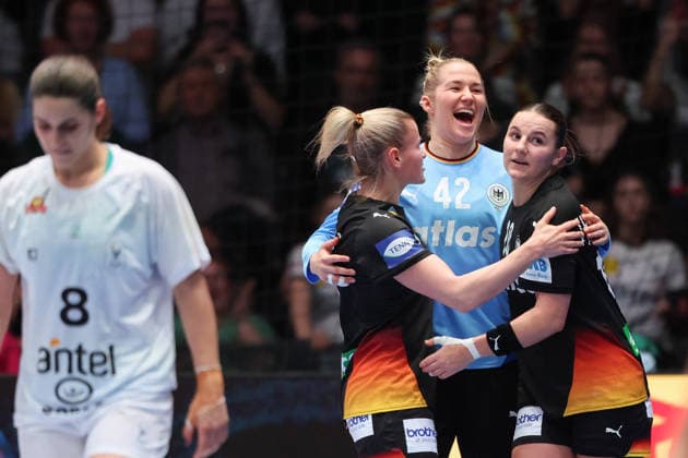 Uruguay Germany, IHF Womens Handball World Championship Antje Döll Germany, 29 , goalkeeper Katharina Filter Germany, 42 and Mareike Thomaier Germany, 10 cheer after the end of the Womens Handball World Championship preliminary round match between Uruguay and Germany on November 28, 2025 at the Porsche Arena in Stuttgart , Stuttgart Baden Württemberg Germany Porsche Arena