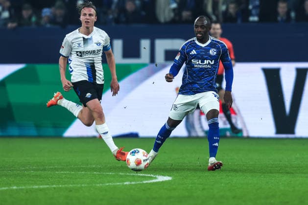 Sport, Football, 2 Bundesliga Season 2025 2026 14 Matchday FC Schalke 04 SC Paderborn 07 28 11 2025, VELTINS Arena Christopher Antwi Adjei FC Schalke 04, 18 Gelsenkirchen VELTINS Arena Nordrhein Westfalen Germany