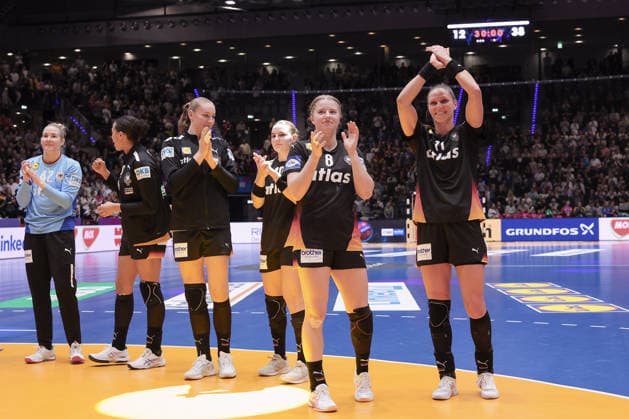 Uruguay Germany, IHF Womens Handball World Championship Nina Engel Germany, 8 and Xenia Smits Germany, 11 and their teammates thank the audience at the preliminary round match of the Womens Handball World Championship between Uruguay and Germany on November 28, 2025 at the Porsche Arena in Stuttgart , Stuttgart Baden Württemberg Germany Porsche Arena