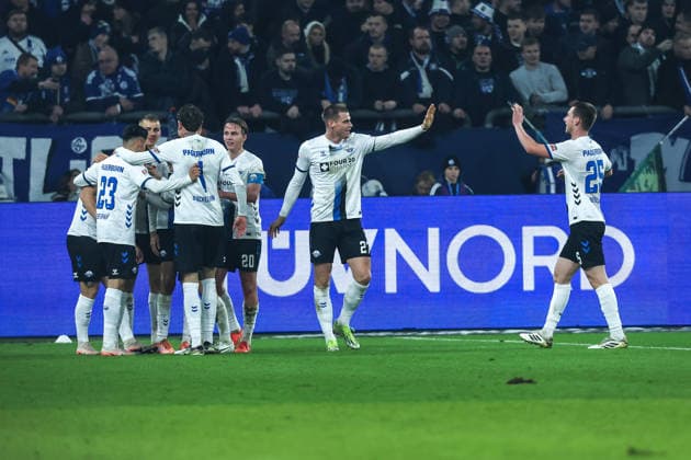 Sport, Soccer, 2 Bundesliga Season 2025 2026 14 Matchday FC Schalke 04 SC Paderborn 07 28 11 2025, VELTINS Arena Goal celebration SC Paderborn after the goal to 1 0 by Laurin Curda SC Paderborn, 17 Gelsenkirchen VELTINS Arena Nordrhein Westfalen Germany