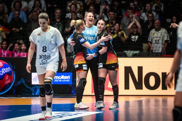 Katharina Filter Germany, 42 , center is happy with Antje Doell Germany, 29 , left and Mareike Thomaier Germany, 10 , right GER, Uruguay Germany, Handball World Championship, Preliminary Round, Group C, 28 11 2025 GER, Uruguay Germany, Handball World Championship, Preliminary Round, Group C, 28 11 2025 Stuttgart Copyright: xSandyxDinkelackerx EP_SDR