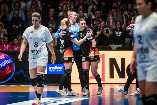 Katharina Filter Germany, 42 , center is happy with Antje Doell Germany, 29 , left and Mareike Thomaier Germany, 10 , right GER, Uruguay Germany, Handball World Championship, Preliminary Round, Group C, 28 11 2025 GER, Uruguay Germany, Handball World Championship, Preliminary Round, Group C, 28 11 2025 Stuttgart Copyright: xSandyxDinkelackerx EP_SDR