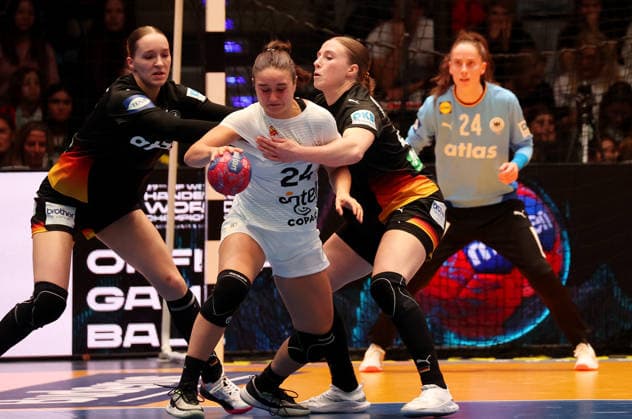 28 11 2025, Germany, Stuttgart, F27th IHF WomenÂs World Championship 2025, Uruguay vs Germany, f l Nieke Kühne GER , Martina Campos Havranek URY , Jolina Huhnstock GER