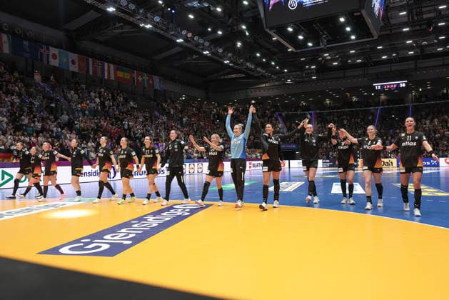 Uruguay Germany, IHF Womens Handball World Championship The German team would like to thank the audience for the preliminary round match of the Womens Handball World Championship between Uruguay and Germany on November 28, 2025 at the Porsche Arena in Stuttgart , Stuttgart Baden Württemberg Germany Porsche Arena