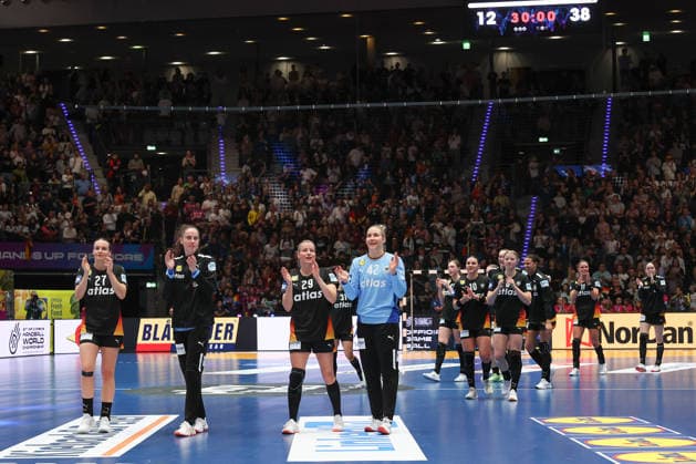 Uruguay Germany, IHF Womens Handball World Championship The German team would like to thank the audience for the preliminary round match of the Womens Handball World Championship between Uruguay and Germany on November 28, 2025 at the Porsche Arena in Stuttgart , Stuttgart Baden Württemberg Germany Porsche Arena