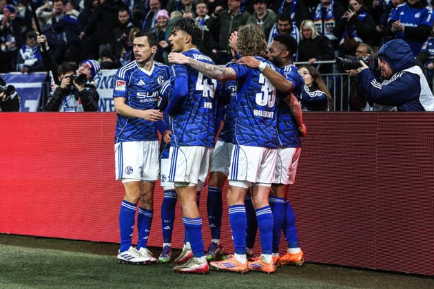 Sport, Soccer, 2 Bundesliga Season 2025 2026 14 Matchday FC Schalke 04 SC Paderborn 07 28 11 2025, VELTINS Arena Goal celebration FC Schalke 04 after the goal for the 1 1 equalizer by Kenan Karaman Schalke 04, 19 , the players are happy Gelsenkirchen VELTINS Arena Nordrhein Westfalen Germany
