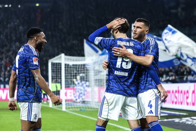 Sport, Soccer, 2 Bundesliga Season 2025 2026 14 Matchday FC Schalke 04 SC Paderborn 07 28 11 2025, VELTINS Arena Goal celebration FC Schalke 04 after the goal for the 1 1 equalizer by Kenan Karaman Schalke 04, 19 , the players are happy Gelsenkirchen VELTINS Arena Nordrhein Westfalen Germany