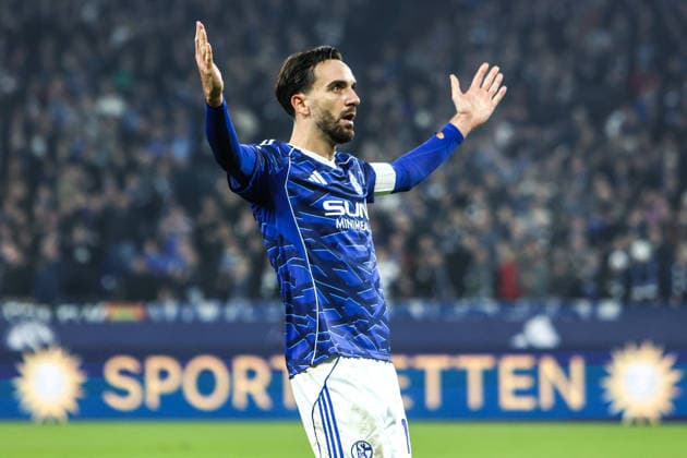 Sport, Football, 2 Bundesliga Season 2025 2026 14 Matchday FC Schalke 04 SC Paderborn 07 28 11 2025, VELTINS Arena Goal celebration FC Schalke 04 after the goal to equalize 1 1 by Kenan Karaman Schalke 04, 19 , the scorer is happy Gelsenkirchen VELTINS Arena Nordrhein Westfalen Germany
