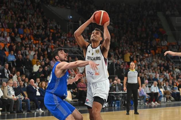 Oscar DA SILVA GER action,duel against Yovel Zoosman ISR Basketball Laenderspiel WM Laenderspiel Qualifikation Deutschland GER Israel ISR am 28 11 2025 rtiopharm Arena Neu Ulm
