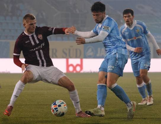 CFC vs BFC Dynamo 28 11 2025, Chemnitz, eins Stadion An der Gellertstrasse, Sport, Fußball, Regionalliga Nordost, Saison 2025 2026, 17 Spieltag, CFC, CFC vs BFC Dynamo Kampf um den Ball Chemnitz Sachsen BRD