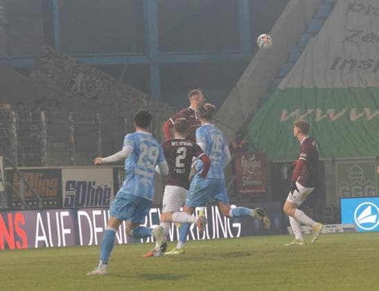 CFC vs BFC Dynamo 28 11 2025, Chemnitz, eins Stadion An der Gellertstrasse, Sport, Fußball, Regionalliga Nordost, Saison 2025 2026, 17 Spieltag, CFC, CFC vs BFC Dynamo Kampf um den Ball Chemnitz Sachsen BRD