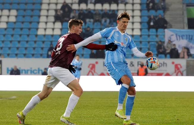 CFC vs BFC Dynamo 28 11 2025, Chemnitz, eins Stadion An der Gellertstrasse, Sport, Fußball, Regionalliga Nordost, Saison 2025 2026, 17 Spieltag, CFC, CFC vs BFC Dynamo vlnr Moritz Malik Polte und Felix Müller Chemnitz Sachsen BRD