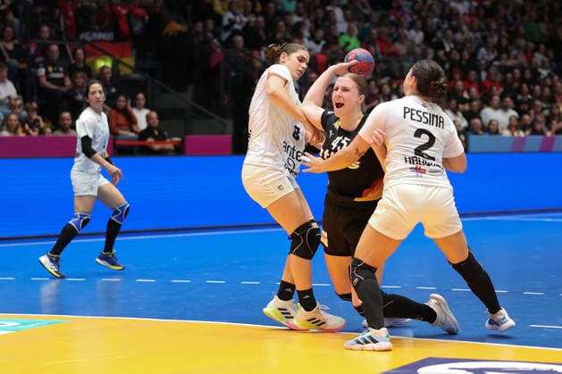 Uruguay Germany, IHF Womens Handball World Championship Camila Bianco Castiella Uruguay, 8 and Julieta Pessina Portos Uruguay, 2 stop together Jolina Huhnstock Germany, 45 Preliminary round match of the Womens Handball World Championship between Uruguay and Germany on November 28, 2025 at the Porsche Arena in Stuttgart , Stuttgart Baden Württemberg Germany Porsche Arena