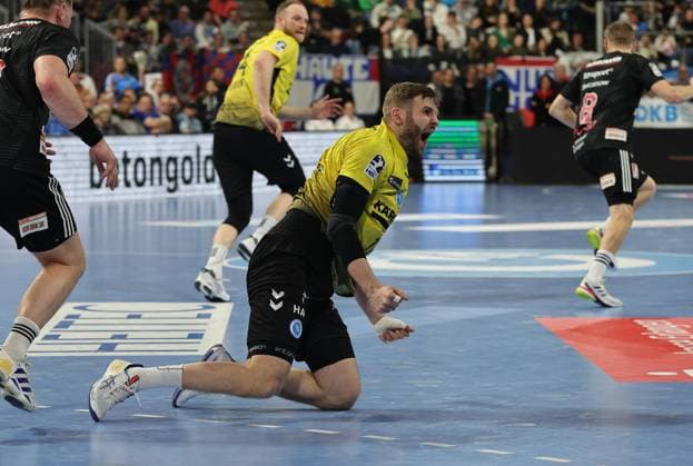 28 11 2025 Handball 1 Bundesliga DAIKIN HBL Season 2025 2026 14 Matchday HC Erlangen Metropolregion Nuremberg HCE TVB Stuttgart DaMa xdaxmax Samuel Röthlisberger Roethlisberger 17, TVB 1898 Stuttgart cheers jubilation joy rejoices clenches fists fists