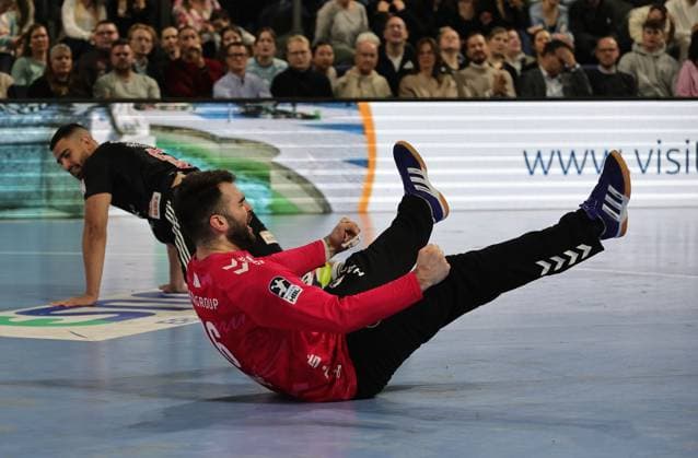 28 11 2025 Handball 1 Bundesliga DAIKIN HBL Season 2025 2026 14 Matchday HC Erlangen Metropolitan Region Nuremberg HCE TVB Stuttgart DaMa xdaxmax Miljan Vujovic 16, TVB 1898 Stuttgart cheers joy rejoices clenches fists fists Milos Kos 5, HC Erlangen HCE disappointed disappointment on the ground