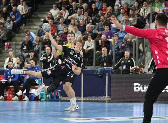 28 11 2025 Handball 1 Bundesliga DAIKIN HBL Season 2025 2026 14 Matchday HC Erlangen Metropolregion Nürnberg HCE TVB Stuttgart DaMa xdaxmax Andri Mar Runarsson 4, HC Erlangen HCE Miljan Vujovic 16, TVB 1898 Stuttgart