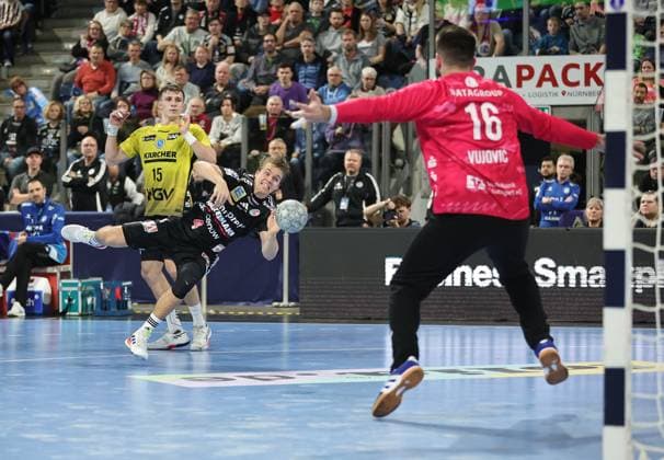 28 11 2025 Handball 1 Bundesliga DAIKIN HBL Season 2025 2026 14 Matchday HC Erlangen Metropolregion Nürnberg HCE TVB Stuttgart DaMa xdaxmax Andri Mar Runarsson 4, HC Erlangen HCE Miljan Vujovic 16, TVB 1898 Stuttgart