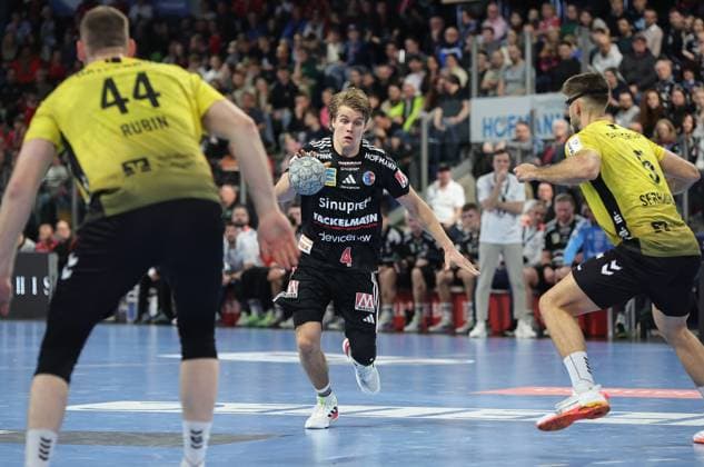 28 11 2025 Handball 1 Bundesliga DAIKIN HBL Season 2025 2026 14 Matchday HC Erlangen Metropolregion Nuremberg HCE TVB Stuttgart DaMa xdaxmax Andri Mar Runarsson 4, HC Erlangen HCE in attack