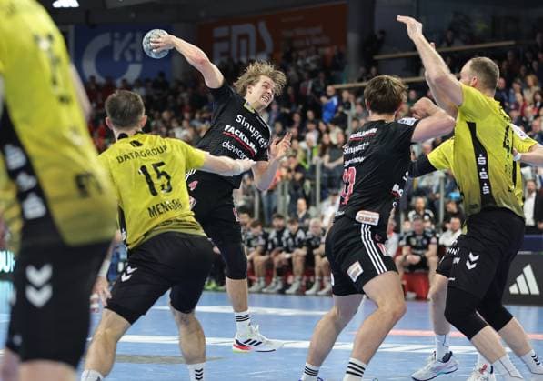 28 11 2025 Handball 1 Bundesliga DAIKIN HBL Season 2025 2026 14 Matchday HC Erlangen Metropolregion Nürnberg HCE TVB Stuttgart DaMa xdaxmax Andri Mar Runarsson 4, HC Erlangen HCE