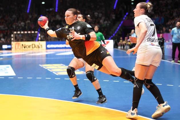 Uruguay Germany, IHF Womens Handball World Championship Mareike Thomaier Germany, 10 finds the gap between Viviana Ferrari Lorence Uruguay, 10 and Catalina Tournier Lapetina Uruguay, 7 Preliminary round match of the Womens Handball World Championship between Uruguay and Germany on November 28, 2025 at the Porsche Arena in Stuttgart , Stuttgart Baden Württemberg Germany Porsche Arena