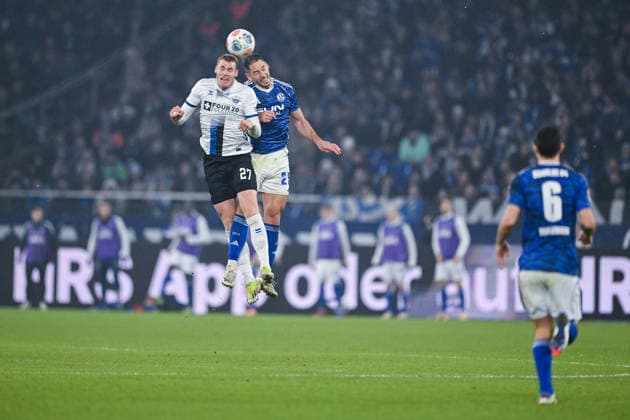 28 11 2025, Football, 2 Bundesliga, Season 2025 2026, Matchday 14, FC Schalke 04 SC Paderborn, Steffen Tigges SC Paderborn 07 , Nikola Katic FC Schalke 04 xRHR PHOTO YYx Copyright: KROEGER RHR-FOTOx RHR-FOTO YY