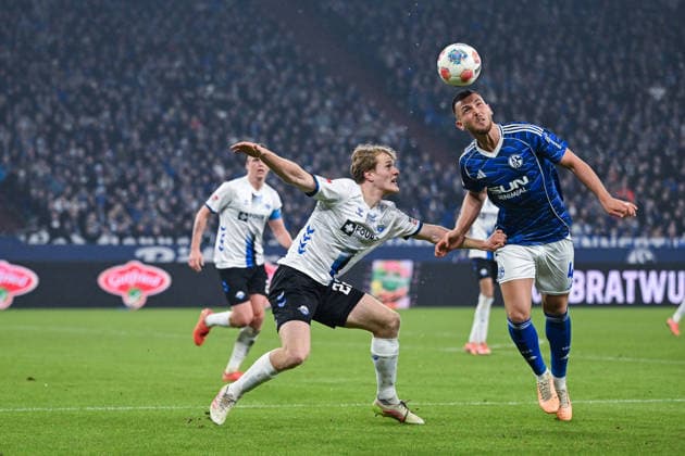 28 11 2025, Football, 2 Bundesliga, Season 2025 2026, Matchday 14, FC Schalke 04 SC Paderborn,Mattes Hansen SC Paderborn 07 , Hasan Kurucay FC Schalke 04 xRHR PHOTO YYx Copyright: KROEGER RHR-FOTOx RHR-FOTO YY