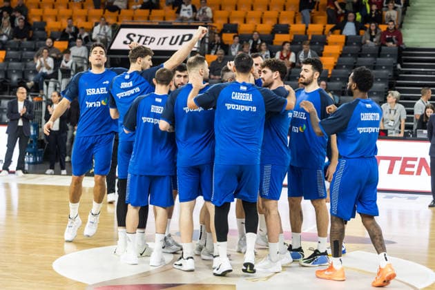 GER, FIBA Basketball World Cup 2027, European Qualifiers, Germany Israel 28 11 2025, Ratiopharm Arena, Neu Ulm, GER, FIBA Basketball World Cup 2027, European Qualifiers, Germany Israel Team Israel, shoulder to shoulder  Photo Alexander Trienitz Neu Ulm Ratiopharm Arena Bayern Germany