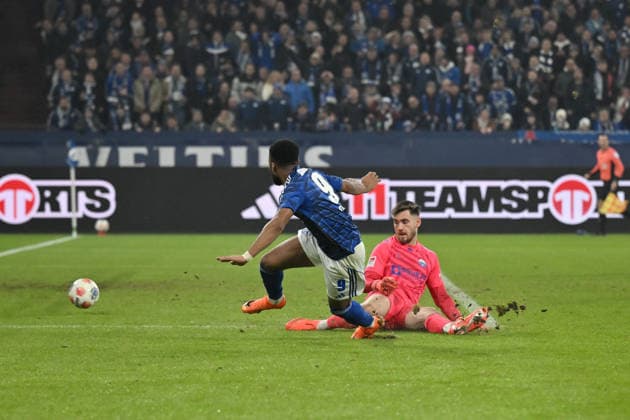 Moussa Sylla FC Schalke 04s goal is disallowed for offside 28 11 2025, Fußball 2 Bundesliga, Saison 2025 2026, 14 Spieltag, FC Schalke 04 SC Paderborn DFL regulations prohibit any use of photographs as image sequences and or quasi video Gelsenkirchen Veltins Arena Nordrhein Westfalen Germany Team2
