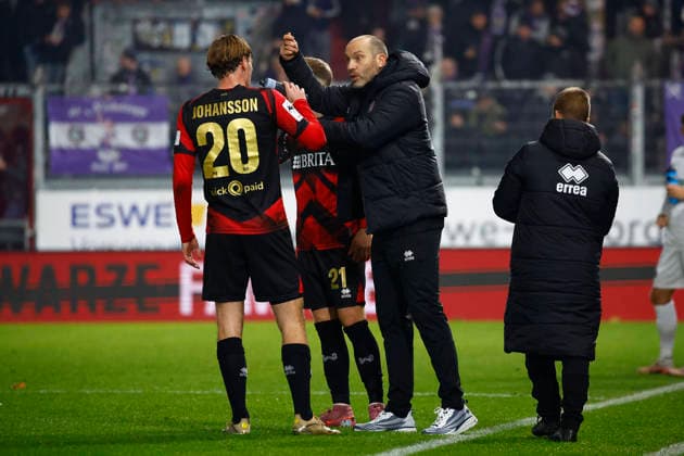 28 11 2025, xavx, Fußball 3 Liga, SV Wehen Wiesbaden Erzgebirge Aue v l Trainer Daniel Scherning SV Wehen Wiesbaden gibt Anweisungen, gestikuliert, mit den Armen gestikulieren, gives instructions, gesticulate DFL DFB REGULATIONS PROHIBIT ANY USE OF PHOTOGRAPHS as IMAGE SEQUENCES and or QUASI VIDEO Wiesbaden