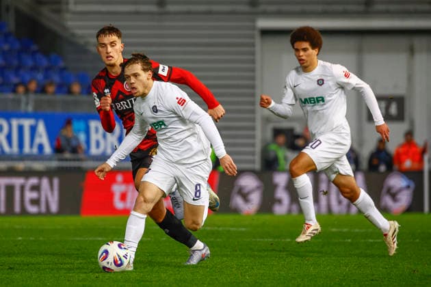 28 11 2025, xavx, Fußball 3 Liga, SV Wehen Wiesbaden Erzgebirge Aue v l Justin Janitzek SV Wehen Wiesbaden , Mika Clausen FC Erzgebirge Aue , Jonah Fabisch FC Erzgebirge Aue DFL DFB REGULATIONS PROHIBIT ANY USE OF PHOTOGRAPHS as IMAGE SEQUENCES and or QUASI VIDEO Wiesbaden