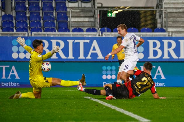 28 11 2025, xavx, Soccer 3 Liga, SV Wehen Wiesbaden Erzgebirge Aue v l Goal chance Julian Günther Schmidt FC Erzgebirge Aue Goalkeeper Noah Brdar SV Wehen Wiesbaden clears, holds the ball DFL DFB REGULATIONS PROHIBIT ANY USE OF PHOTOGRAPHS as IMAGE SEQUENCES and or QUASI VIDEO Wiesbaden
