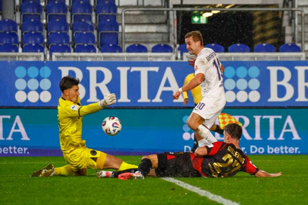28 11 2025, xavx, Soccer 3 Liga, SV Wehen Wiesbaden Erzgebirge Aue v l Goal chance Julian Günther Schmidt FC Erzgebirge Aue Goalkeeper Noah Brdar SV Wehen Wiesbaden clears, holds the ball DFL DFB REGULATIONS PROHIBIT ANY USE OF PHOTOGRAPHS as IMAGE SEQUENCES and or QUASI VIDEO Wiesbaden