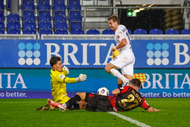 28 11 2025, xavx, Soccer 3 Liga, SV Wehen Wiesbaden Erzgebirge Aue v l Goal chance Julian Günther Schmidt FC Erzgebirge Aue Goalkeeper Noah Brdar SV Wehen Wiesbaden clears, holds the ball DFL DFB REGULATIONS PROHIBIT ANY USE OF PHOTOGRAPHS as IMAGE SEQUENCES and or QUASI VIDEO Wiesbaden