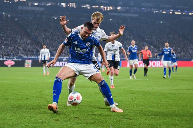28 11 2025, Football, 2 Bundesliga, Season 2025 2026, Matchday 14, FC Schalke 04 SC Paderborn,Mattes Hansen SC Paderborn 07 , Hasan Kurucay FC Schalke 04 xRHR PHOTO YYx Copyright: KROEGER RHR-FOTOx RHR-FOTO YY