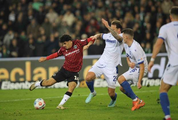 Photo Goal kick by Husseyn CHAKROUN H 96 to 1 0 right Marcel Franke , KSC Fußball 2 Liga , 14 Spieltag am Fr 28 11 2025 Hannover 96 Karlsruher SC