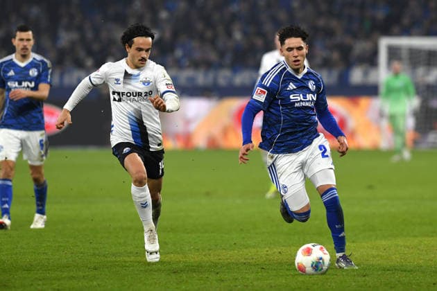 Mika Baur (SC Paderborn 07) und Soufiane El-Faouzi (FC Schalke 04) im Zweikampf waehrend des Spiels der 2. Bundesliga zwischen FC Schalke 04 und SC Paderborn 07, Veltins-Arena am 28. November 2025 in Gelsenkirchen, Deutschland. (Foto von Ralf Treese DeFodi Images) +++ Mika Baur (SC Paderborn 07) und Soufiane El-Faouzi (FC Schalke 04) battle for the ball during the 2. Bundesliga match between FC Schalke 04 and SC Paderborn 07 at Veltins-Arena on November 28, 2025 in Gelsenkirchen, Germany. (Photo by Ralf Treese DeFodi Images) (Photo by Ralf Treese DeFodi Images)
