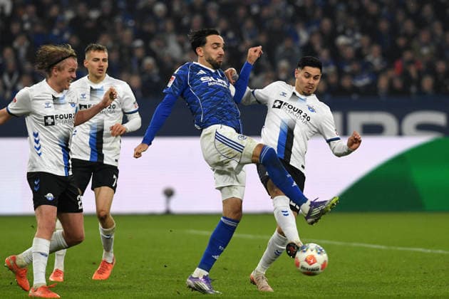 Kenan Karaman (FC Schalke 04) und Raphael Obermair (SC Paderborn 07) im Zweikampf waehrend des Spiels der 2. Bundesliga zwischen FC Schalke 04 und SC Paderborn 07, Veltins-Arena am 28. November 2025 in Gelsenkirchen, Deutschland. (Foto von Ralf Treese DeFodi Images) +++ Kenan Karaman (FC Schalke 04) und Raphael Obermair (SC Paderborn 07) battle for the ball during the 2. Bundesliga match between FC Schalke 04 and SC Paderborn 07 at Veltins-Arena on November 28, 2025 in Gelsenkirchen, Germany. (Photo by Ralf Treese DeFodi Images) (Photo by Ralf Treese DeFodi Images)