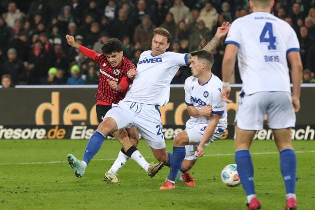 28 11 2025, xtgx, Soccer 2 Bundesliga Hannover 96 Karlsruher SC emspor, v l Goal for 1 0 by Husseyn Chakroun Hannover, 14 DFL DFB REGULATIONS PROHIBIT ANY USE OF PHOTOGRAPHS as IMAGE SEQUENCES and or QUASI VIDEO Hannover